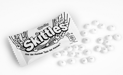 Skittles abre mão do arco-íris para homenagear Orgulho LGBTQ