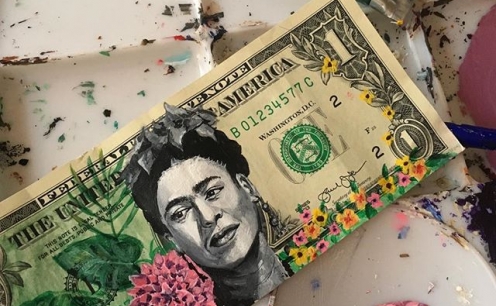 Danielle faz ilustrações incríveis em notas de dólar