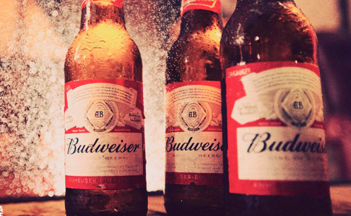 Budweiser e Twitter criam parceria e permite que cerveja seja pedida por mensagem direta 