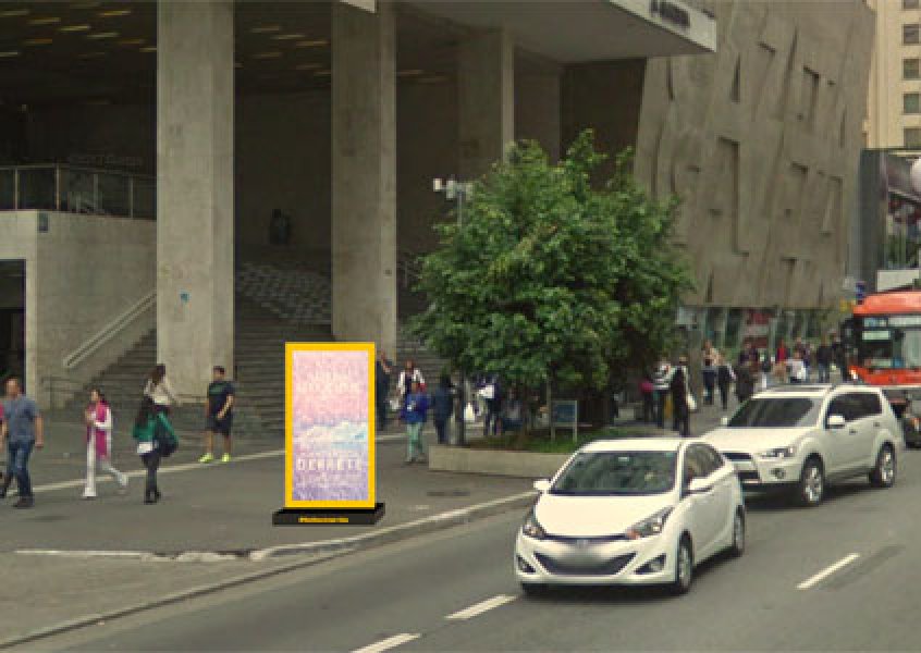 Placa feita de gelo derrete, e revela capa da National Geographic na Av. Paulista 